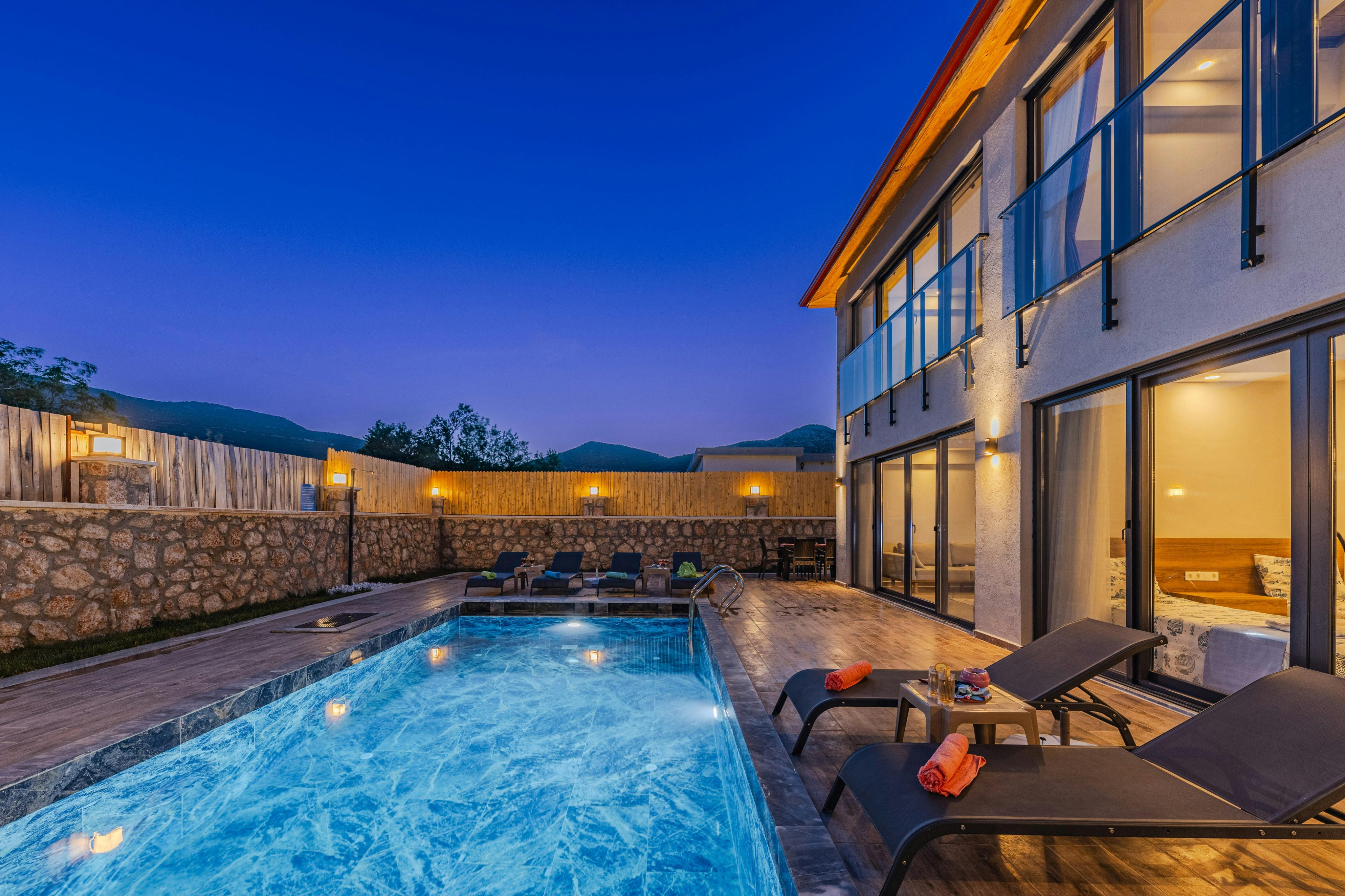 LUXURY BACKYARD POOL
