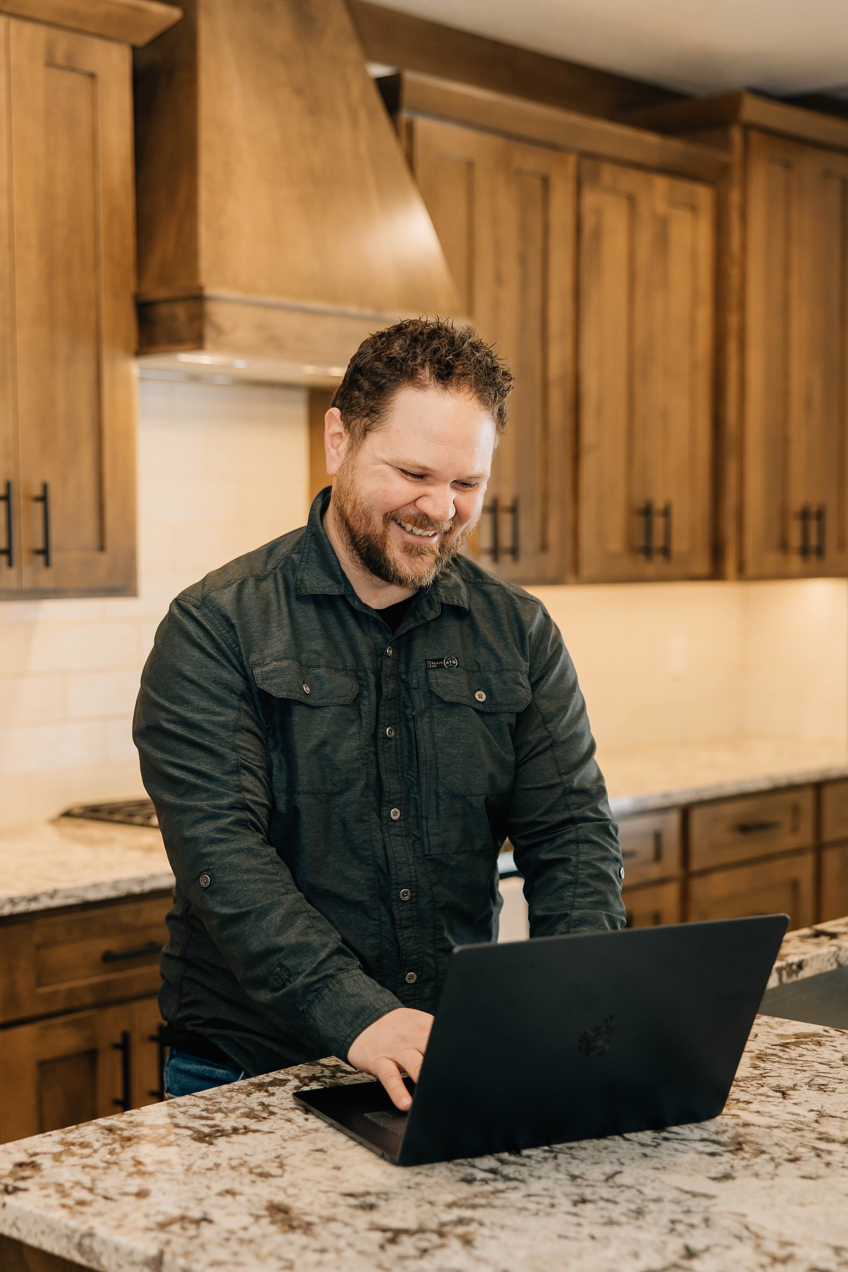 Ben Geanetta sandpoint realtor on laptop