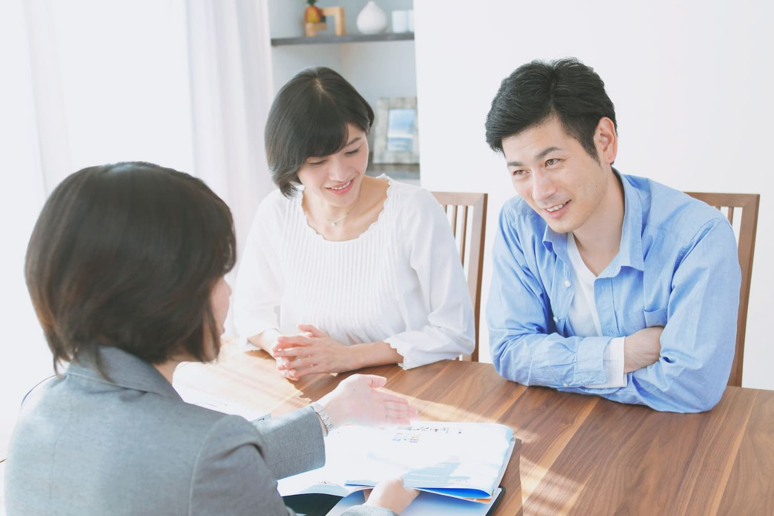 Person talking to a financial advisor about mortgage options