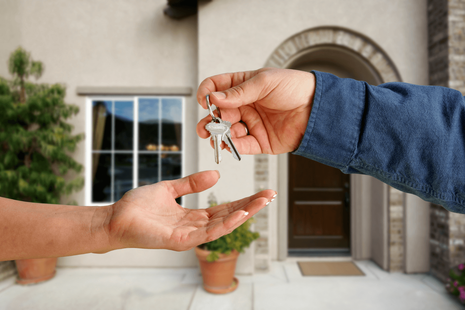 Foreclosed homeowner handing over keys after auction