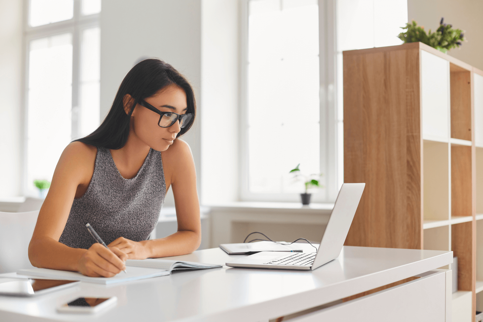 Homeowner taking notes on how to sell a house without help