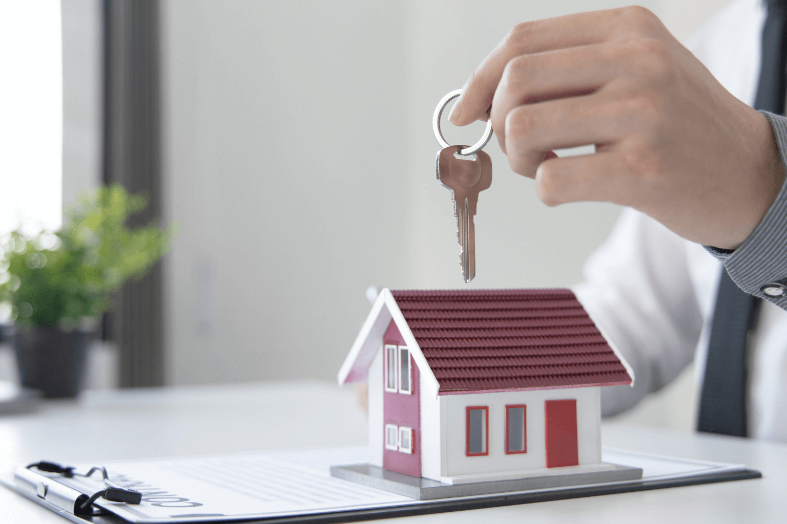 Friendly real estate investor offering cash solution to a homeowner