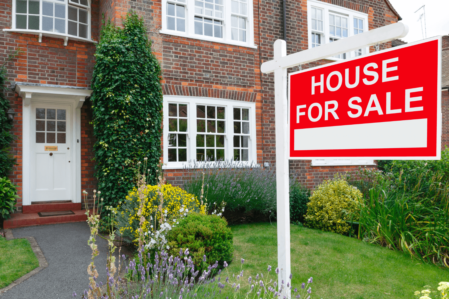 Selling a House with Foundation Issues Selling a House with Foundation Issues: House with for sale sign in front yard