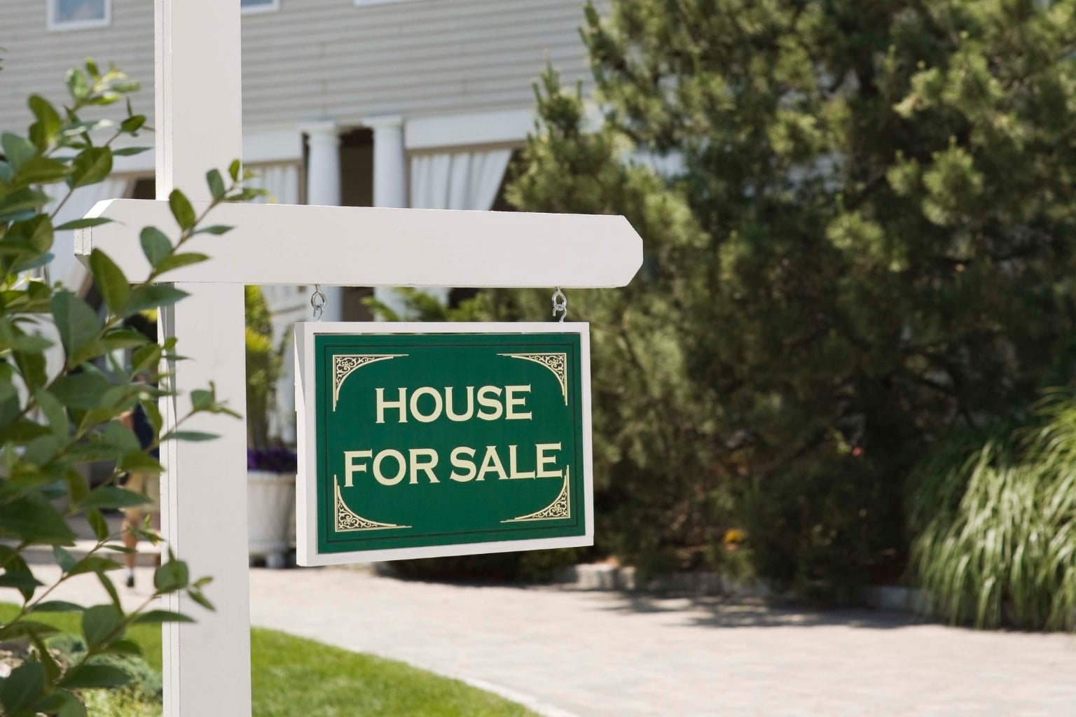 Options to Avoid Foreclosure in the Bay Area: Modest home with a simple “House For Sale” sign