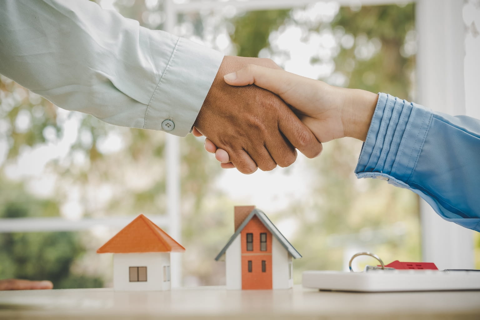 landlord-tenant-handshake