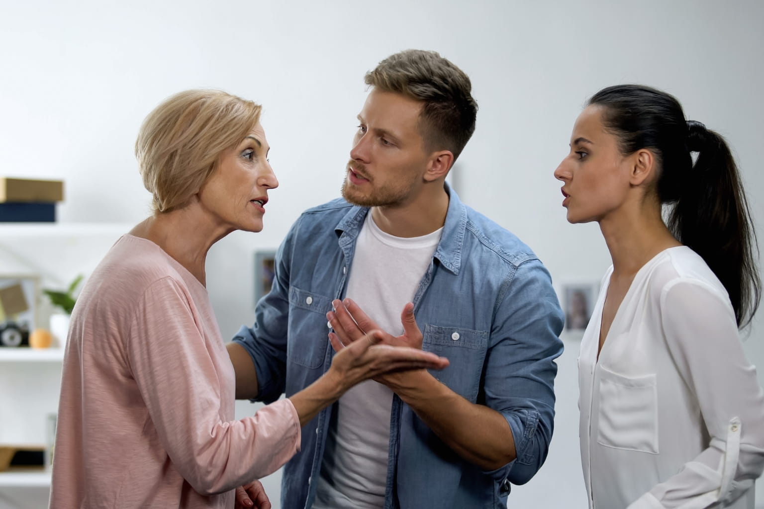 family members arguing | How to Handle Inheritance Disputes