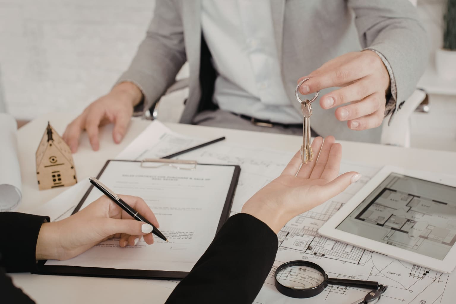 How to Sell a Home Fast When Downsizing or Retiring in California buyer and seller discussing home offer