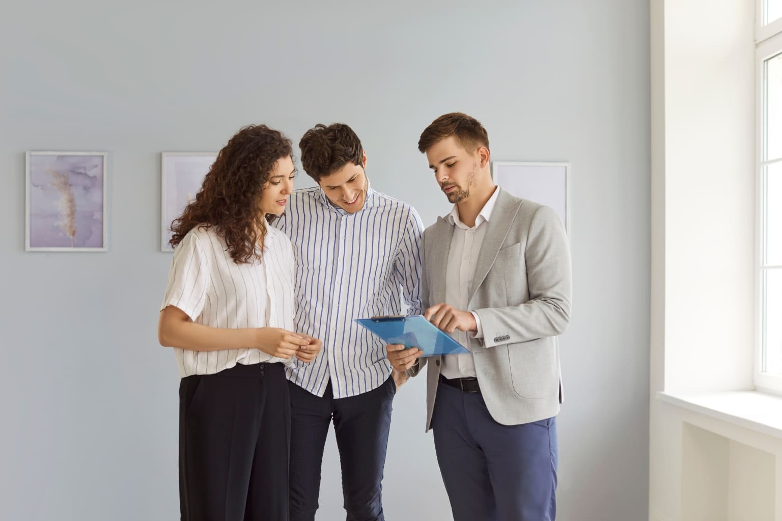 How to Sell a Home Fast When Downsizing or Retiring in California homeowners reviewing home price with agent | How to Sell a Home Fast When Downsizing or Retiring in California