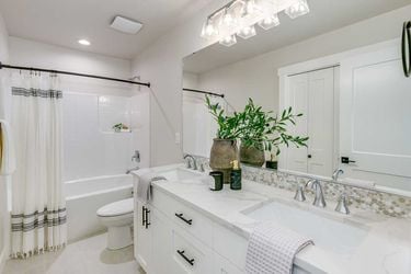 vine-lot11-masterbath3