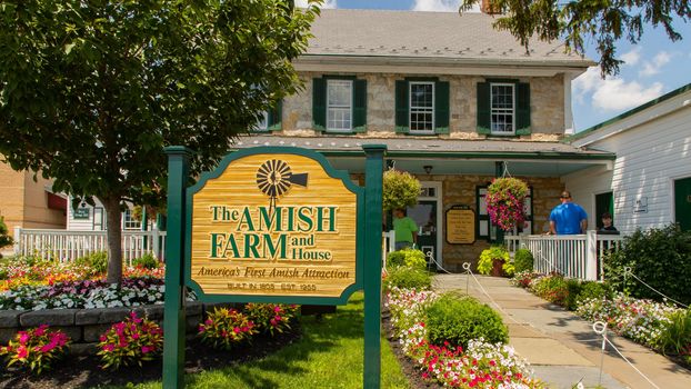 483121-amish-farm-and-house