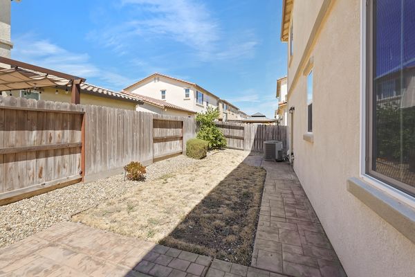 736 Iris Dr-48
