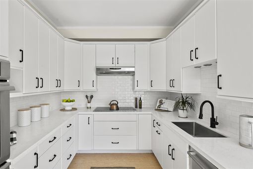 MLS 200 Lakeside Dr 503 Interior only022