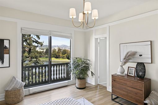 MLS 200 Lakeside Dr 503 Interior only033