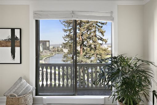 MLS 200 Lakeside Dr 503 Interior only034