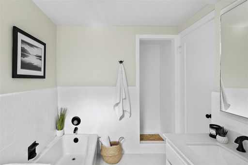 MLS 200 Lakeside Dr 503 Interior only043