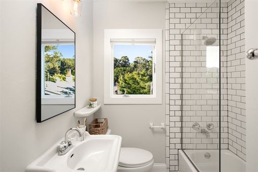 016 - MLS 5945 Majestic Ave Oakland022