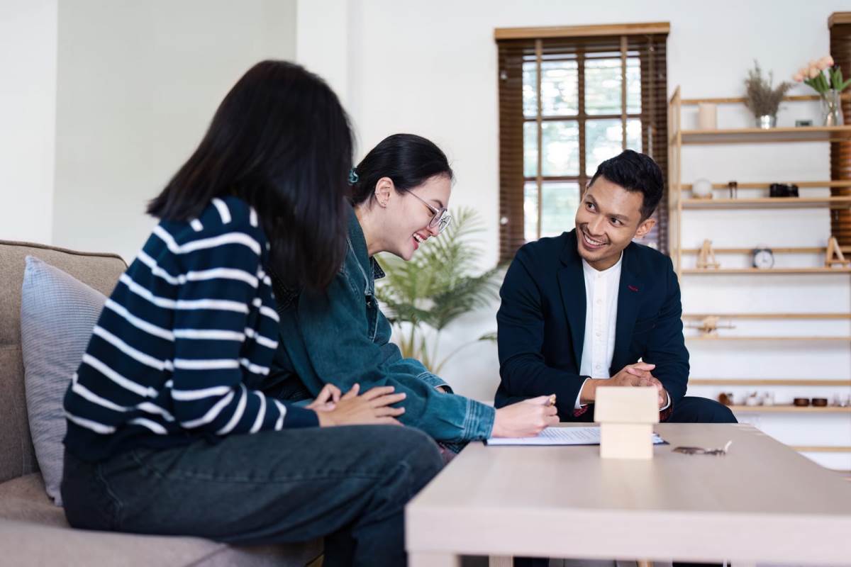 real-estate-agent-assisting