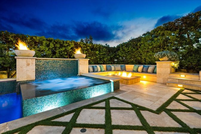 HOMES WITH POOLS