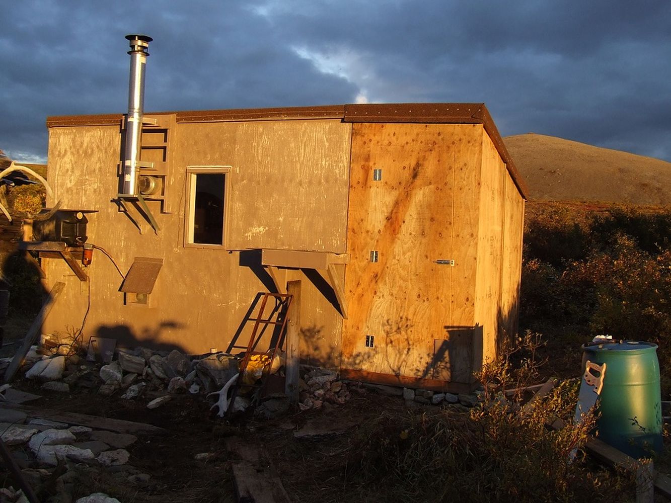 N4 DSCF8476- bunkhouse with Mt. Booby in background resized