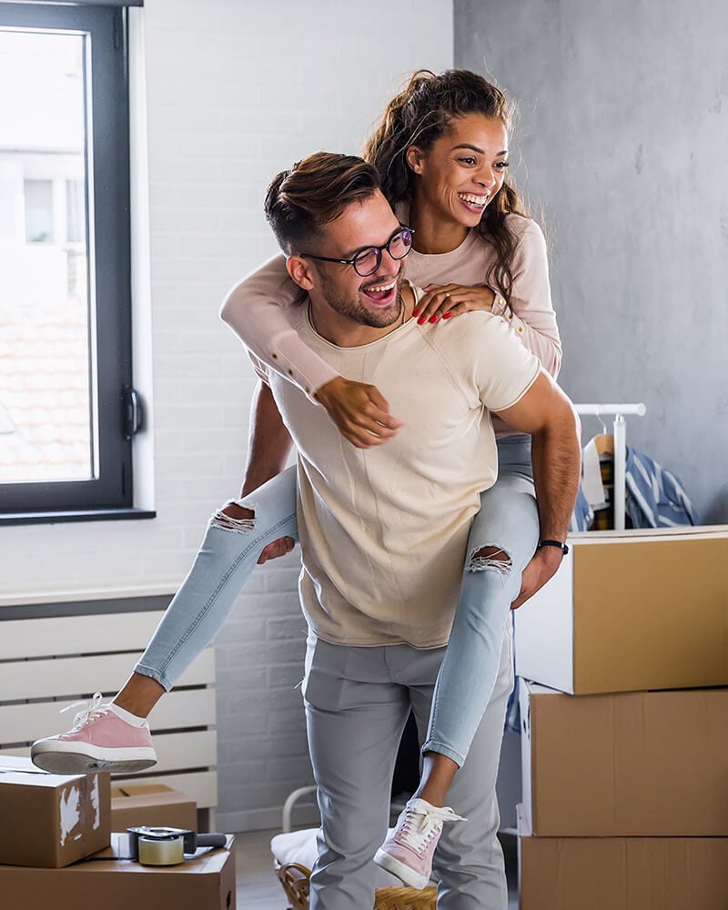 Happy-Couple-Packing