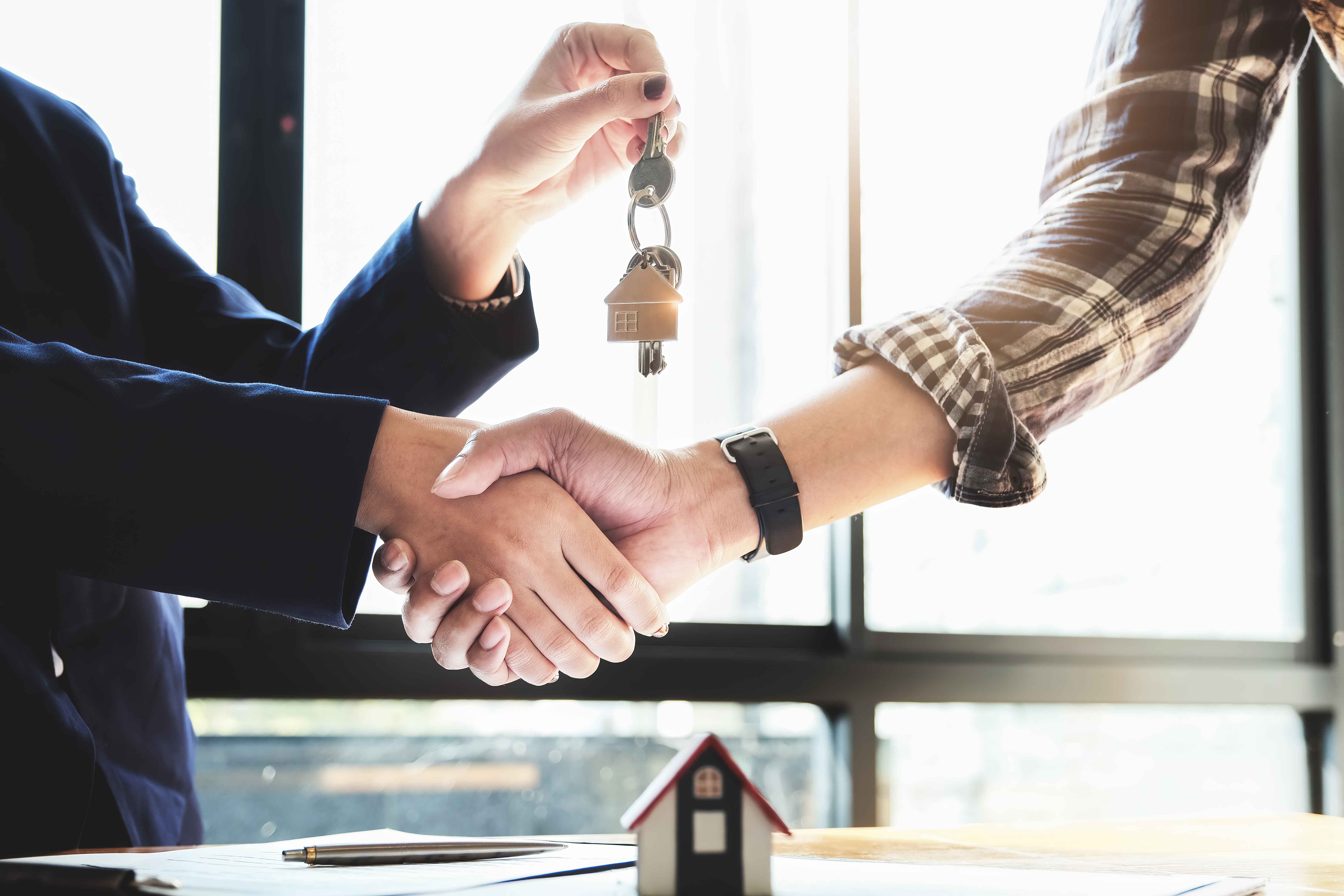 vecteezy_focus-on-the-congratulatory-handshake-the-real-estate-agent_4302691 (1)