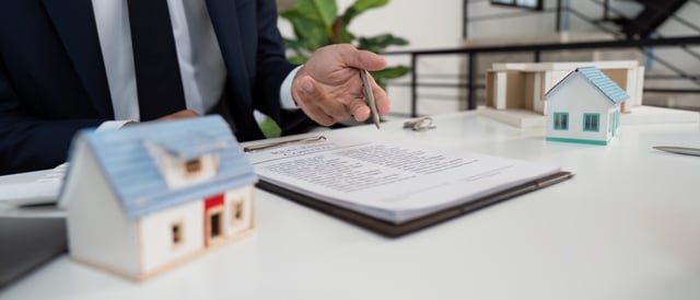 vecteezy_real-estate-consultation-professional-discussing-property_72716007