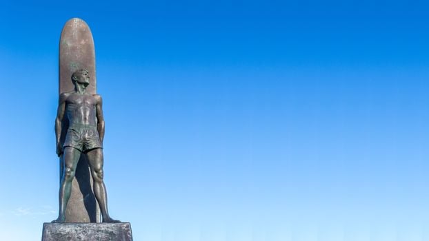 santa-cruz-surf-man-statue