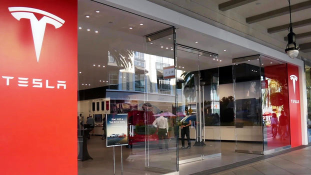 santana-row-telsa-showroom-2