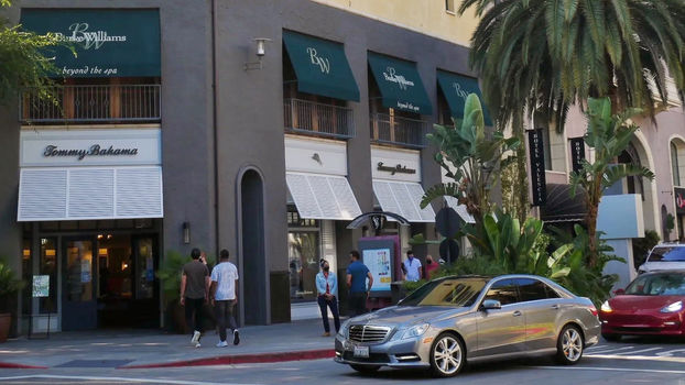 santana-row-tommy-bahamas-2