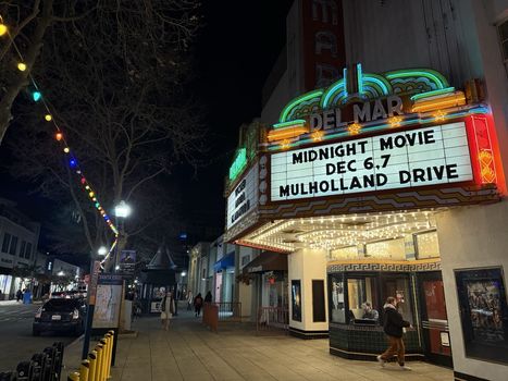 downtown-santa-cruz-del-mar-at-night