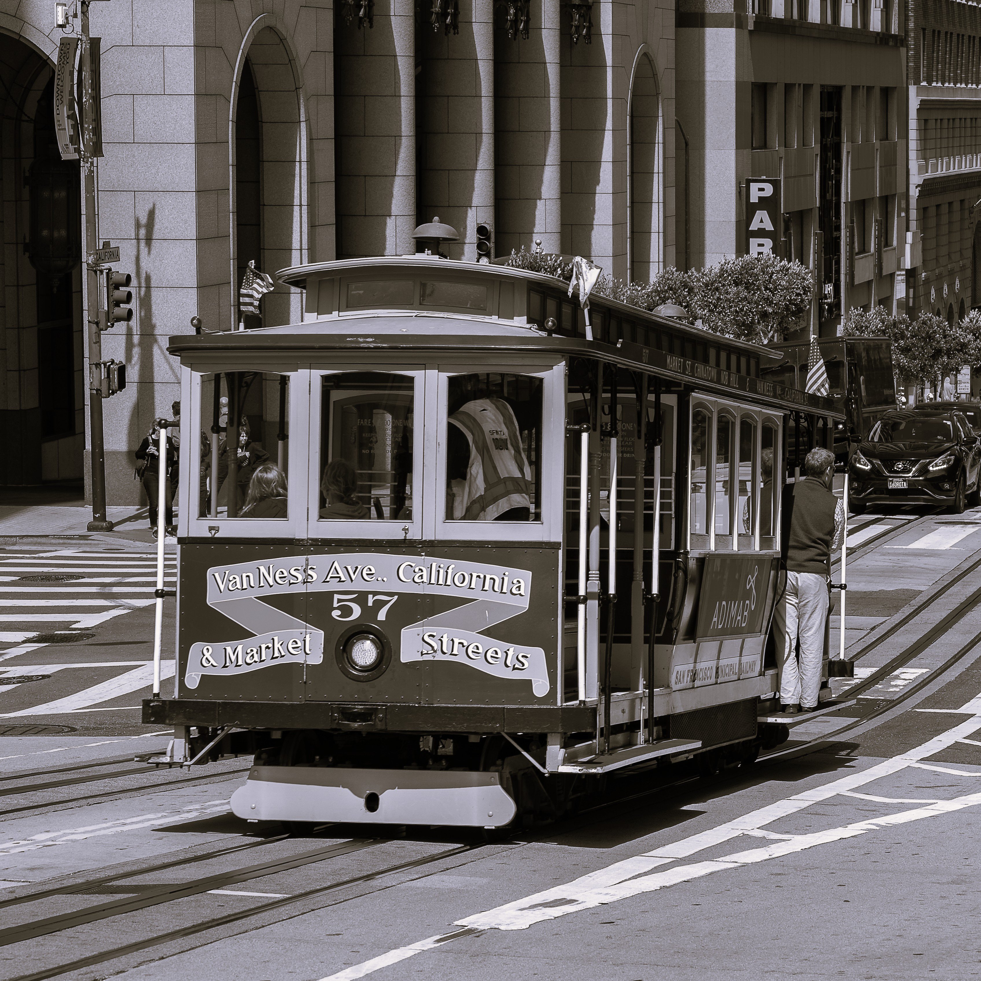 San_Francisco_Cable_Car_No._57_on_California_Street-6669