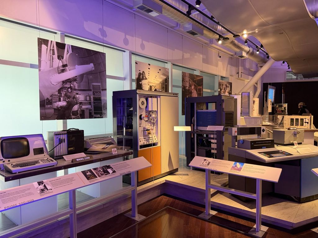 Wang 2200 and SDS 920 minicomputers with tape drives in the minicomputer gallery at the Computer History Museum