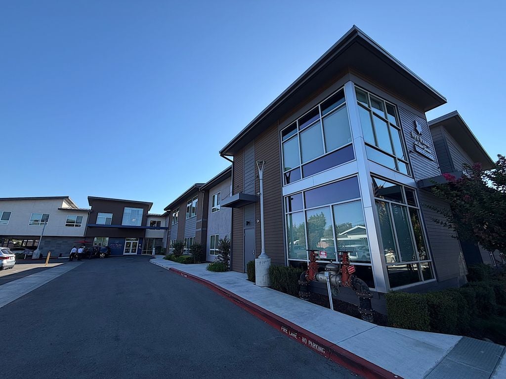 Two-story Ivy Park at San Tomas building and front drive on Williams Road in San Jose
