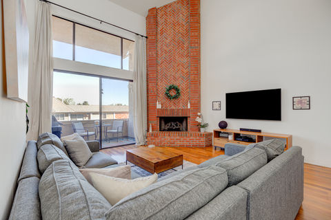 2323 S Bentley #301-25