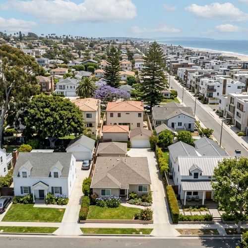What to Expect When Comparing the Sand Section vs Tree Section in Manhattan Beach, CA