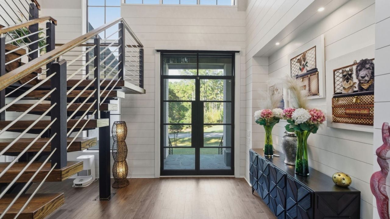 2424 Heartley - Entryway