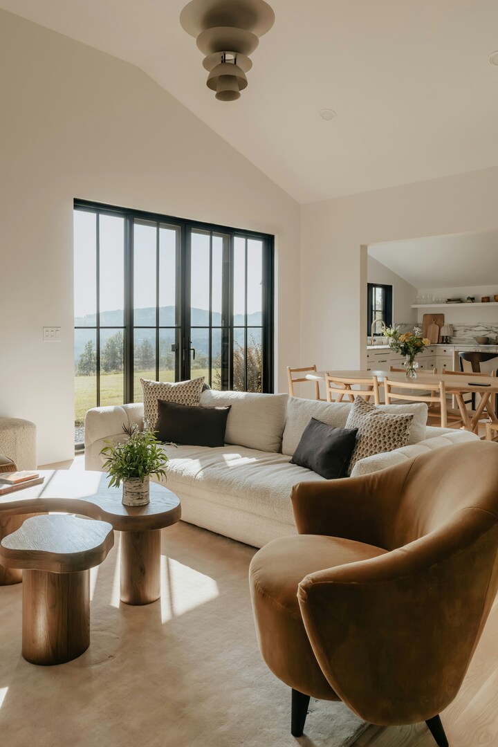 clay-banks-KjkZqlBayFc-unsplash