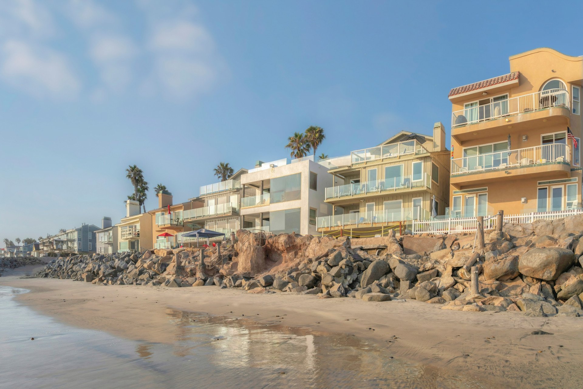 California-,Beach,Houses,Near,The,Rocks,Sea,Wall.