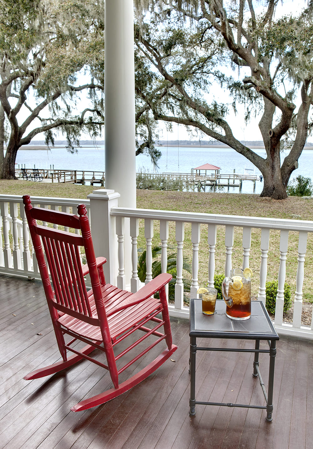 red-rocking-chair-and-iced-tea-2024-12-07-02-47-25-utc