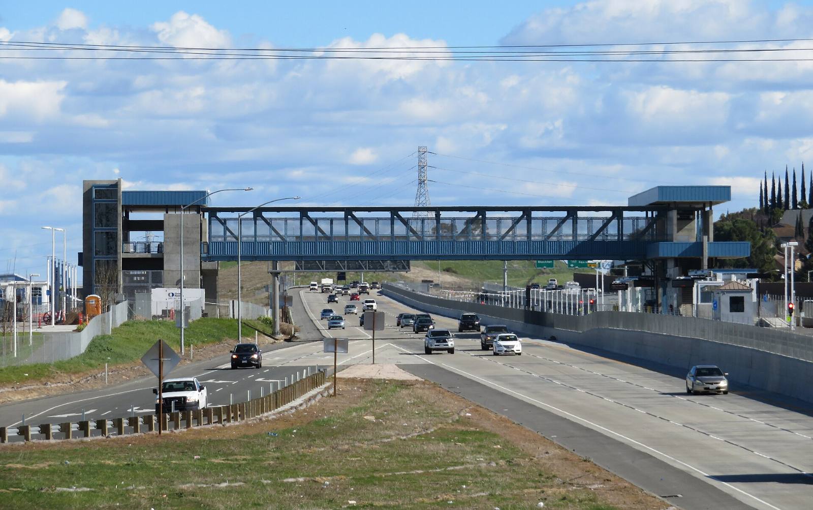 Antioch BART station footbridge over the Highway 4 median, looking east, February 2018