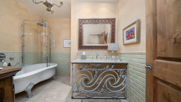 Stonehill- Upstairs Bathroom