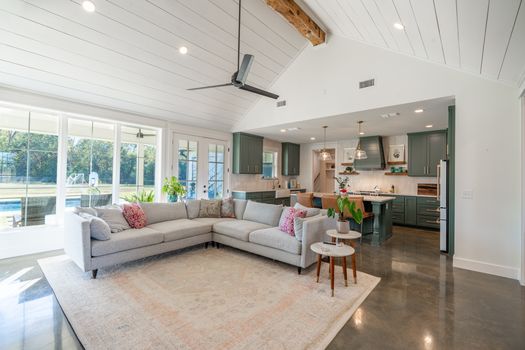 22211 CR 1199 Living 2