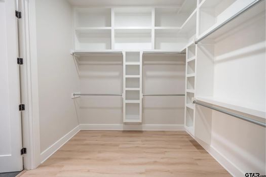 15404 CR 1100 Walk In Closet