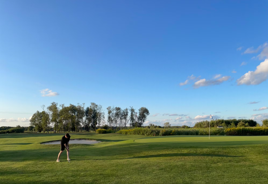 H2_ What Defines a Public Golf Club in Naples_