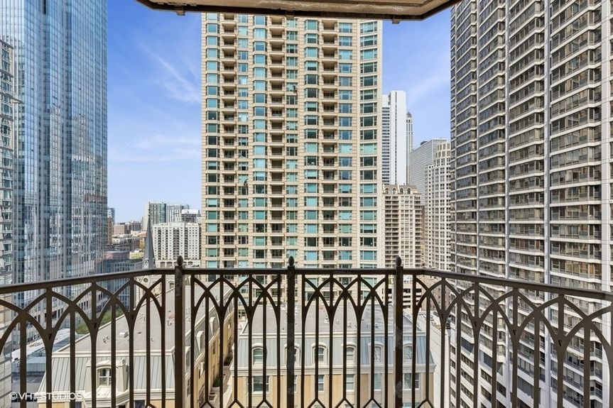 11_21EHuronSt_2218_Small