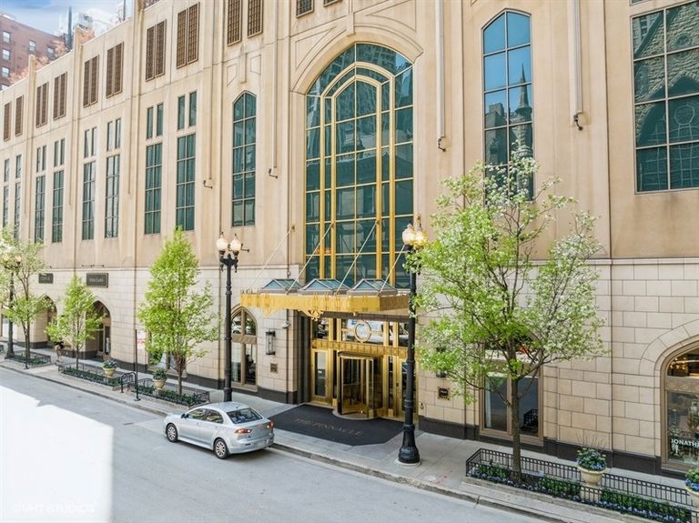 21_21EHuronSt_181_AerialView_Small