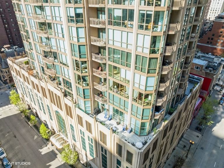 22_21EHuronSt_181001_AerialView_Small