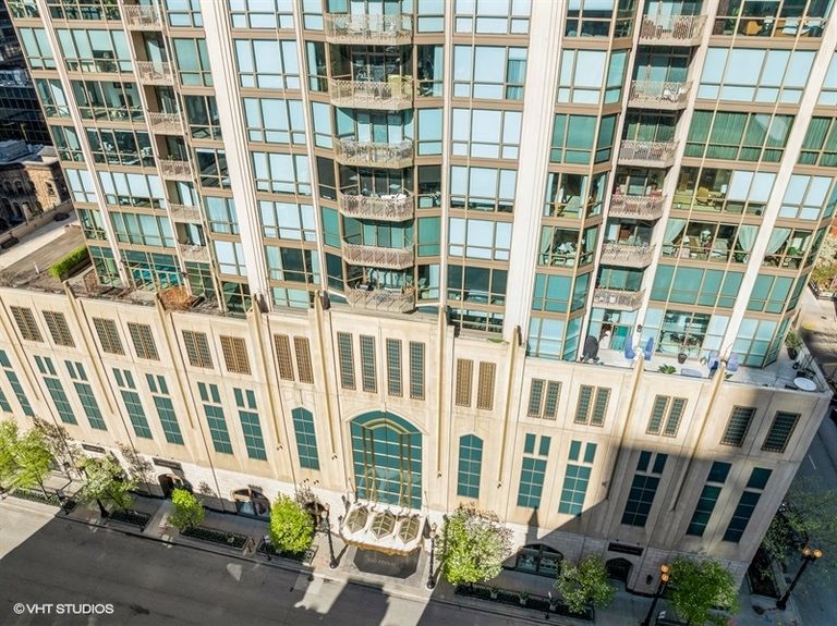 23_21EHuronSt_181002_AerialView_Small