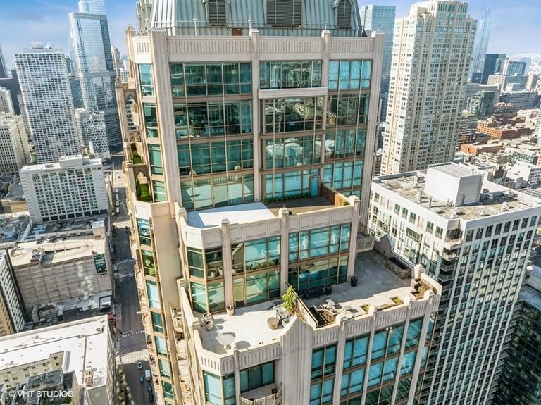 24_21EHuronSt_181003_AerialView_Small