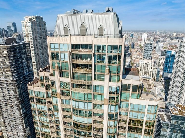 25_21EHuronSt_181004_AerialView_Small